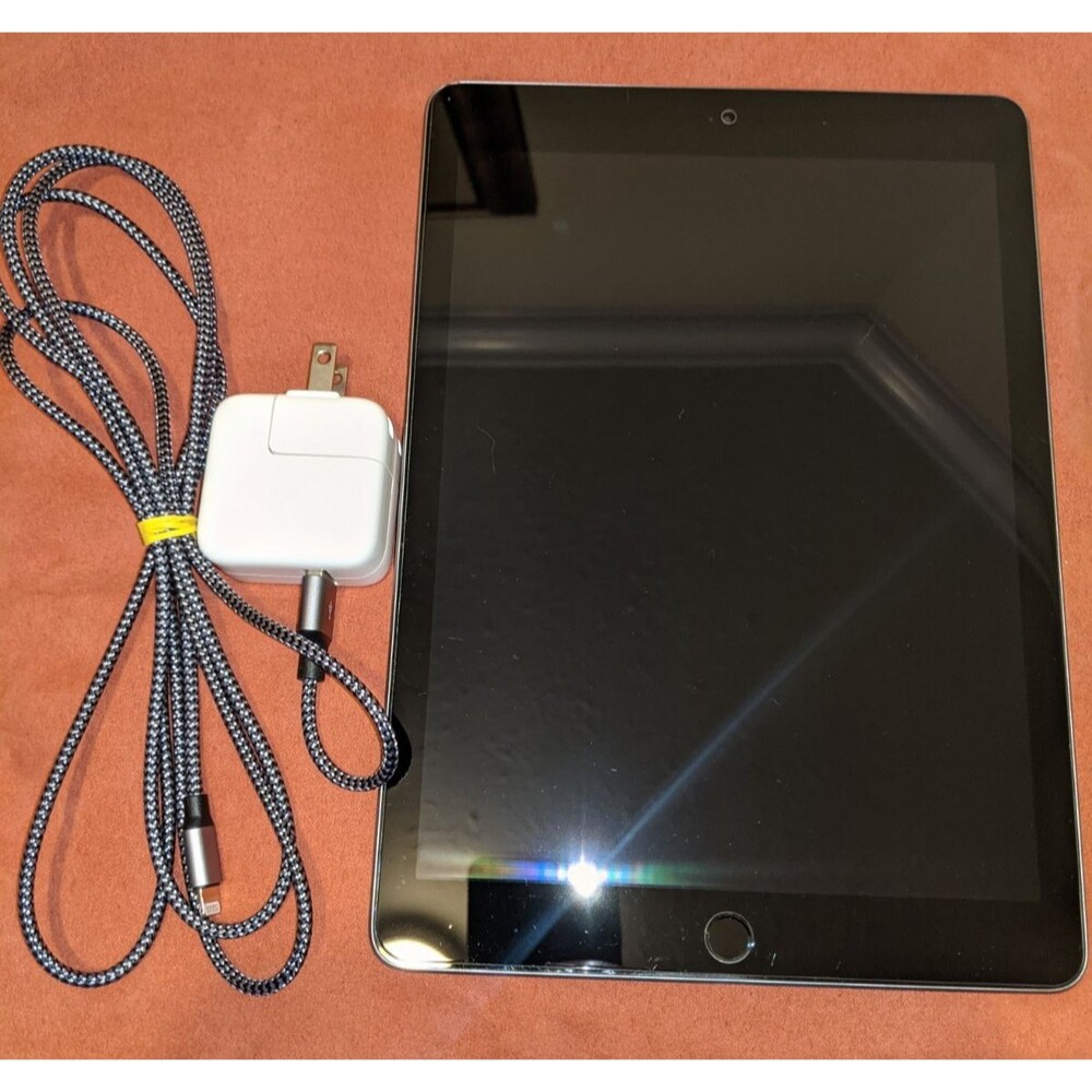 Apple iPad 6th Gen (2018) 32 GB, WiFi, Factory Reset, Screen Prot. Installed